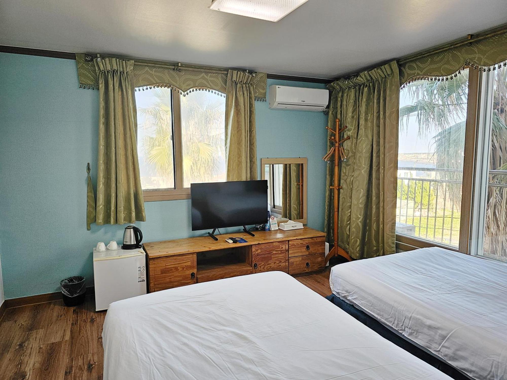 Sea Cliff Hotel Jeju Room photo