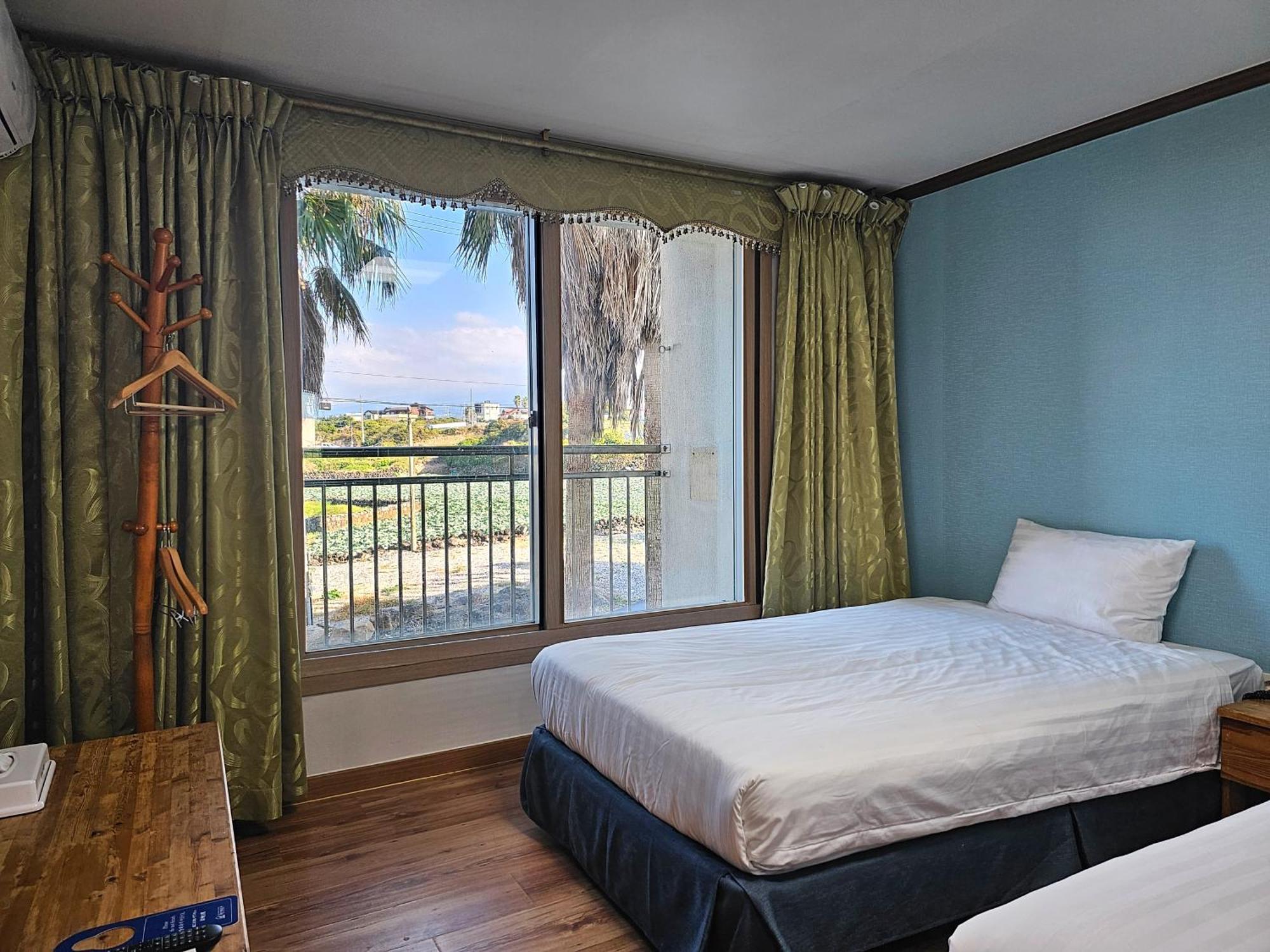 Sea Cliff Hotel Jeju Room photo